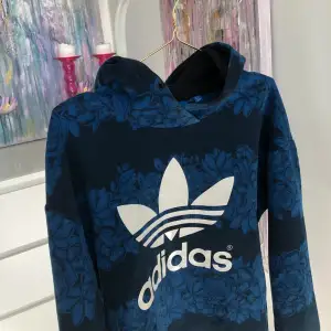 Marinblå Adidashoodie med mönster🤍 Den är väldigt skön och oversized i passformen✨ Kommer tyvärr inte till användning🤍