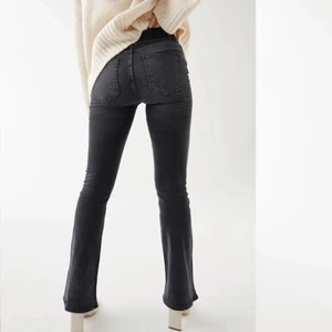 Ginatricot bootcut jeans gråa - Säljer mina bootcut jeans från Gina. Eftersom aldrig avändigt dom och dessutom lite för små! Så dessa är i ett bra skick och väldigt fina☺️ köpta för 399kr säljer för 250