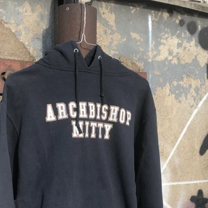 COLLEGE HOODIE!! 💿💿 - Archbishop Mitty high-school hoodie från San Jose, California. Hoodien är i grymt vintage skick, trycket är lite slitet men inget som stör själva helheten av varken trycket eller tröjan. Tröjan är producerad av Jerzees och skulle uppskatta att tröjan är från tidigt 00-talet. Storleken är S men skulle snarare säga att tröjan är mellan S och M. Det är bara att höra av dig om du undrar något! 💿🌱