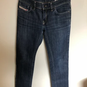 Diesel Jeans - Jätte snygga lågmidjade diesel jeans, vintage! Nyskick och aldrig använt.  Väldigt små i storlek dock, kan vara bra att ha i åtanke. Säljer just på grund av att de ej passade mig (jag har 26/32). tvätten är i bra skick, inga märken. 