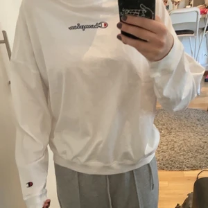 Vit champion tröja - Köpte denna tröja men den kom aldrig till användning så säljer vidare den.