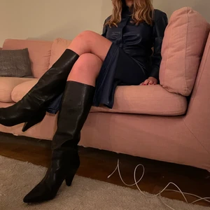 Samsoe Samsoe Boots Svarta  - Samsoe skor 4499 original pris 1600 mitt pris. Underbara och coola 🥳❤️❣️ Genuine Leather 