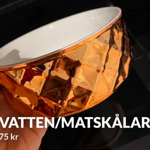 Oanvända hundskålar - Rosefärgade fina skålar 