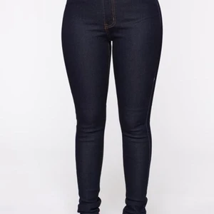 Fashion Nova JODECI jeans Dark wash - Aldrig använda aldrig provade.  Storlek 1 vilket blir 34-36 i svensk storlek. Tar emot swish & kontant. KAN MÖTAS UPP (malmö)
