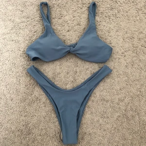 Bikini  - Säljer detta supersnygga bikini sett perfekt till sommaren! Super fin färg😍😍 helt ny & aldrig använd då den tyvärr är för liten för mig!! 