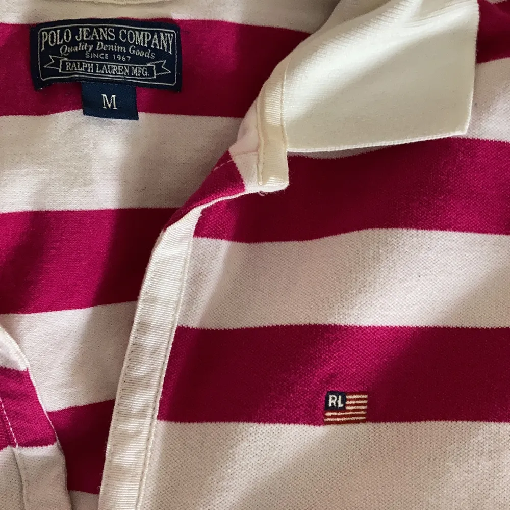 En fin rosa och vit Ralph lauren tröja i storlek M. Lite liten i storleken så passar som S också. Aldrig använd. Nyskick. Köparen står för frakt. . T-shirts.