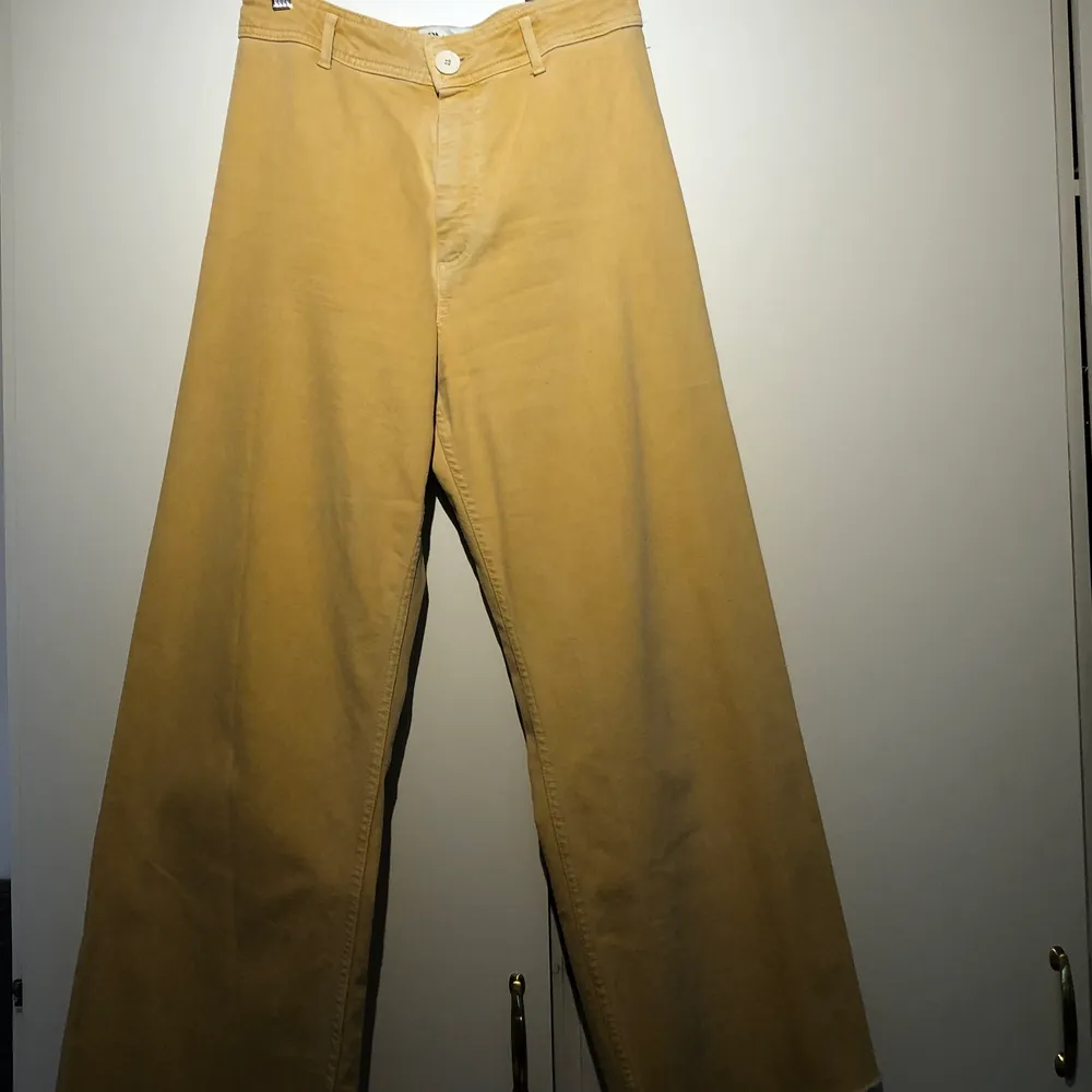 Gula jeans, Zara, The marine straight,  stl 40, 120 kr. Köparen står för frakten.. Jeans & Byxor.