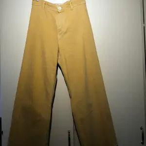Gula jeans, Zara, The marine straight,  stl 40, 120 kr. Köparen står för frakten.