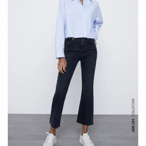 Flare jeans - Fina flare jeans från zara. Säljer pga att de ej kommer till användning längre. Bra skick. De är i storlek 36 men skulle säga att de passar på de som har 32 och 34 också. 