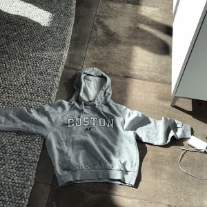 Hoodie - Säljer en hoodie som är jätte fin använder bara den inte 