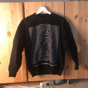 Sweatshirt Joy Division - Svart tjocktröja med Joy Division tryck. Passar en XS.