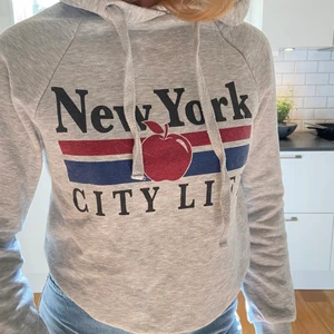 grå hoodie med tryck - grå hoodie med fint tryck!!!💓💓