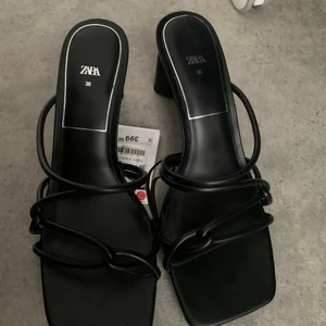 Klackskor - Ett par klackar, som jag inte alls har använt på grund av fel strl. Väldigt snygga nu till sommaren.