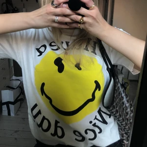 Smiley tshirt - Helt slutsåld smiley tshirt från Zara. Aldrig använd. Köparen står för frakt 🥰