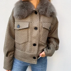 Meotine Jacka - Säljer nu min fina Meotine jacka! Nypris 2700 men dessvärre väldigt svår att få tag i, jackan är i perfekt skick. Passar mig som vanligt vis är en xs/s. Tar emot bud