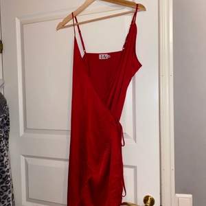 Jätte snygg röd klänning från en kollektion med Linn Ahlborg! Klänningen är i fint skick då den knappt är använd. Storleken går att justera beroende på hur tight man vill att den ska sitta. Storlek 38, men passar mig som är S.