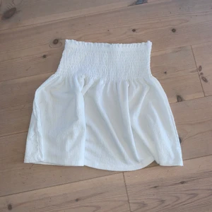 Vit kjol - Säljer den här fina vita kjolen som är köpt på Gina Tricia för 300kr. Den är använd 1 gång och säljer för 150kr❤️❤️❤️ storlek xs 
