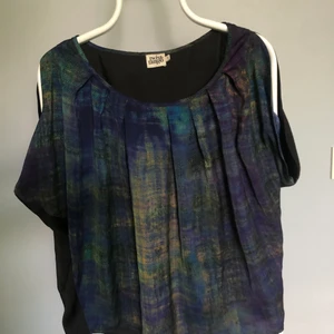 Twist & Tango - En snygg blus till mormor eller farmor eller moster. Denna blus passar till våren/sommaren då den är luftig. Köpta för 399:- men säljes för 39:- frakt tillkommer. 