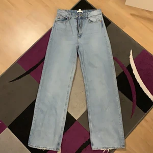 Jeansbyxor från H&M, helt oanvänd pga jag valde fel storlek - Jeansbyxor med wide legs från H&M, helt oanvänd pga jag valde fel storlek
