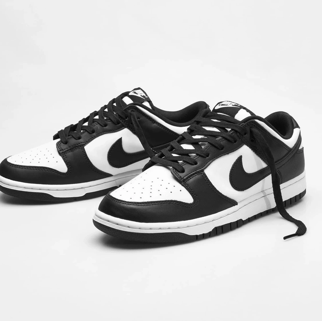 Söker ett par Nike dunk retro panda