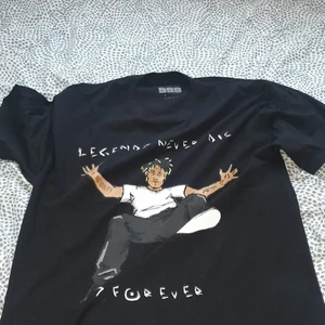 Juice wrld merch - Köpt år 2020, till albumet legends never die. Storlek large. OFFICIEL merch. Köpare står för frakt