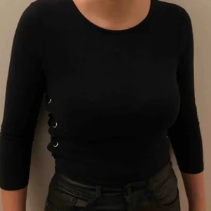 Body i storlek S - Super fin body med snörad sida, använd 1 gång. Köparen står för frakten📦