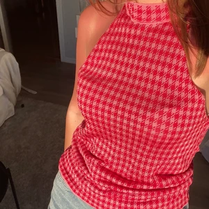 Stickad zara topp - Så snygg stickad topp från zara med halterneck, röd o rosa med hundtandsmönster. Jättefin till sommaren!💖           ❗️Högsta bud 140kr❗️