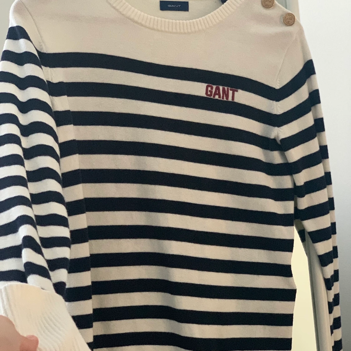 Gant tröja med guldknappar