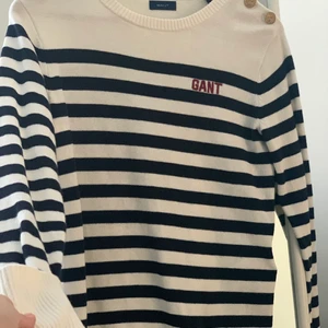 Gant tröja med guldknappar - Jättefin vit/blå gant tröja med guldknappar (de går att öppna) passar 15 åring eller 170cm