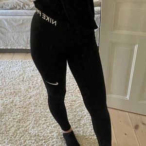 Nike träningstights  - Super fina Nike träningstights. Dom har använts ett par gånger men skicket är fortfarande bra! 