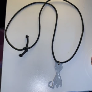 Halsband - Ett fint hemmagjort katthalsband. Bara 4 år gammalt och inte använt!