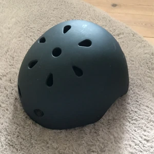 Svart hjälm  - En svart hjälm som har används några gånger så den är lite repig här och där men den fungerar lika bra som vanligt :) 