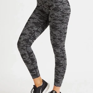 träningstights från AYBL - Helt oanvända träningstights, ”camp seamless leggings” från AYBL i storlek XS. Dem har ett jättelitet hål i sömmen på rumpan därav priset! Kontakta gärna mig om du har frågor!