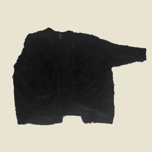 Fluffig kofta - 🌟 Nedsatt pris, doneras snart!🌟 Lurvig svart kofta. Oversized, snäppet kort i armarna. 🪞5/5 skick. 