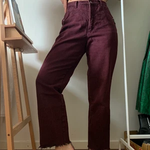 Högmidjade slappa jeans - Lila slappa jeans som sitter bra ordentligt i midjan för mig som brukar ha 27, skulle tro de passar både 26-28! Kan skicka mått om det önskas. Inte fållade längst ner som syns på första bilden, kan enkelt göras för den som gillar det🐙