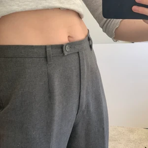 Vintage gråa kostymbyxor - Snygga komstymbyxor köpa secondhand. Ursprungligen från Bennetton. Något högre i midjan. Står ingen storleken men sitter perfekt på mig som är 163cm❣️