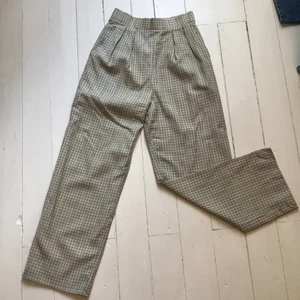 Vissa  byxor, vintage - Coola vintagebyxor som tyvärr är för små. Höga i midjan och med raka ben. Bild med de på kan fås om så önskas. Lyxiga med fodring. Mycket sparsamt använda. Frakt tillkommer.