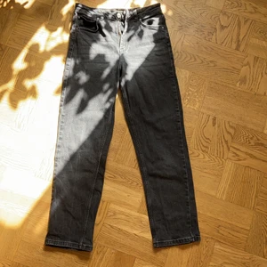 Ginatricot Jeans  - Jeans från Ginatricot. Säljer då de har blivit för kort för mig tyvärr. I använt men bra skick. Köparen står för frakten. I storlek 36🤍