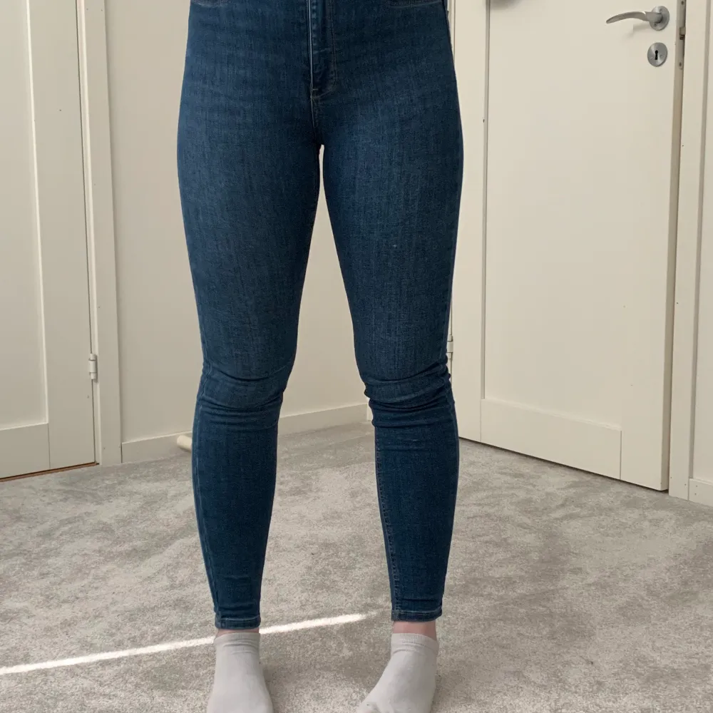 Mörkblåa jeans med modellen Molly, använda 1 gång. Säljes pga att dom är för långa och stora för mig. Liten defekt på ena benet. Ordinarie pris 300kr.. Jeans & Byxor.