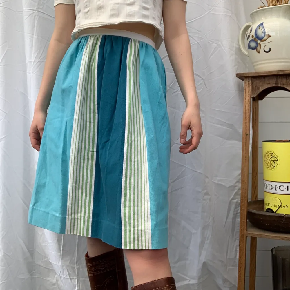 Super härlig vintage kjol från 70-talet! Självklart är den för liten men asså den är så fin. Dm för midjemått + mer info i bion. Kjolar.