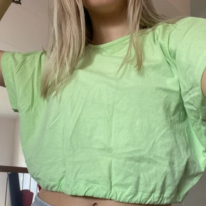 Grön t-shirt öppen rygg - Grön kroppad t-shirt men öppen rygg som man knyter där bak. (Pris kan diskuteras) Stl. 38 men funkar på mig som vanligtvis har xs-s. Skicka meddelande vid intresse/frågor💖