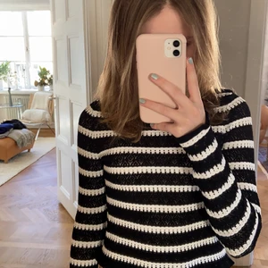 Zara tröja - As snygg och populär tröja ifrån zara!!❤️ använd Max 3 gånger och i väldigt fint skick!! Buda i budgivningen eller köp direkt för 250kr❤️