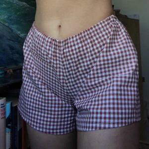 Så söta shorts! - Så söta shorts i vitt och brunt gingham mönster som jag sytt själv! Så sköna och perfekta nu till sommaren☺️💞 Passar en XS-liten M (jag är en 38/S som referens)❤️