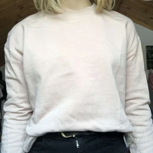 Beige Sweatshirt  - Mjuk skön men side cut nästan oanvänd beige sweatshirt 