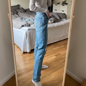 Levis jeans strl 26/30 - Jeans i fint skick från märket Levis, köpta för 1099 och är använda ett fåtal gånger. Storlek 26/30 och jag är 165cm.