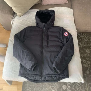 Canada goose - Canada Goose Lodge storlek M, ÄKTA! Lappar finns kvar och medföljer. Otroligt fint skick 9/10, precis som ny.  Använd 1 vinter, inget trasigt eller något liknande. För mer bilder är det bara att höra av sig. Frakt står kunden för, möts endast upp i Åkersberga. Vid snabb affär så kan priset diskuteras