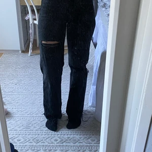 Zara jeans 36 -  Jeans från zara som tyvärr har blivit förkorta är 177 och är i cropped modellen. Passar nog någon som är 172 eller under. Använda några fåtal gånger, runt 4/5 gånger.