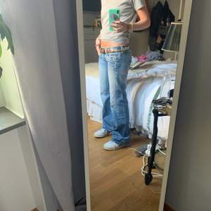 Säljer mina second hand bootcut jeans från Kuyichi i storlek W26 L32. Jag är runt 164 och de passar perfekt på mig! Köparen står för frakten!💝💝