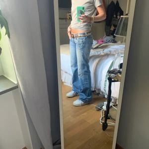 Second hand jeans - Säljer mina second hand bootcut jeans från Kuyichi i storlek W26 L32. Jag är runt 164 och de passar perfekt på mig! Köparen står för frakten!💝💝