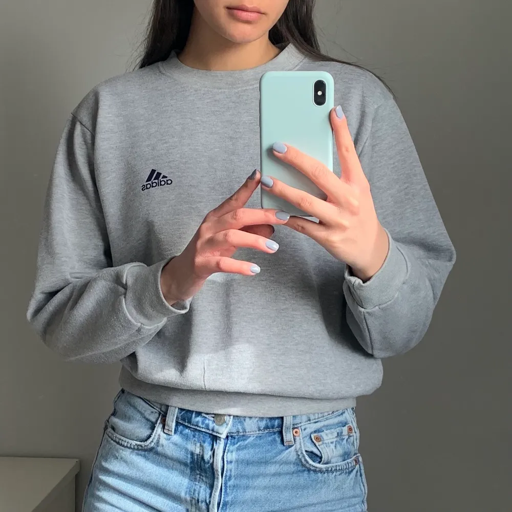 Adidas sweatshirt i storlek XXS men är i en oversized modell så passar XS/S väldigt bra.💕  Köparen står för frakten som ligger på 65 kr och betalning sker via swish💕. Tröjor & Koftor.